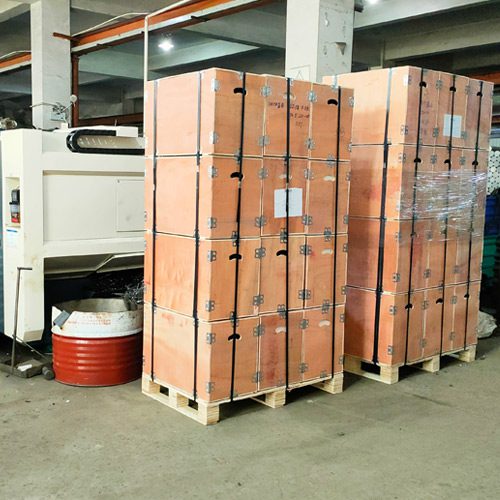 la machine est emballée dans du contreplaqué